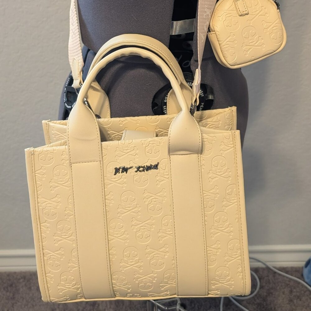 Betsey Johnson Skull Crossbody Hangbag